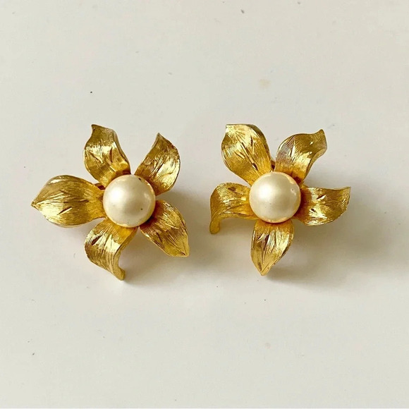 SOLD!! Vintage Designer Quality Golden Faux Pearl Clip on Flower Earrings. - Picture 4 of 5